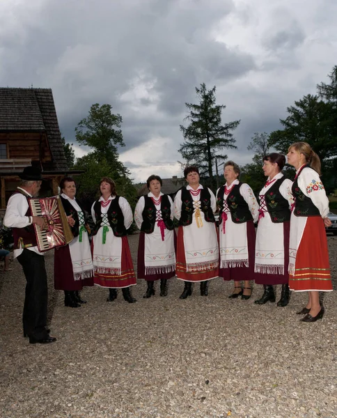 Beskides Polsko Června Tradičně Oblečená Folklórní Skupina Debutuje Agroturistickém Centru — Stock fotografie