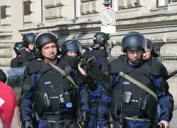 Budapest Hungary 7月5 完全な暴動装置の警察は 7月5日にハンガリーのブダペストで デモ参加者の攻撃からブダペストゲイプライドの参加者を保護します — ストック写真