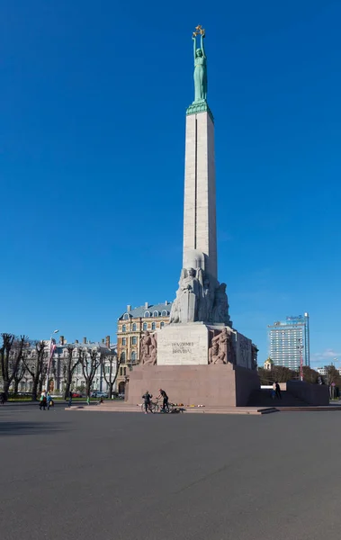 ラトビアのリガ 2016年4月29日 ラトビアの首都リガの中心部にある独立記念碑 リガはバルト諸国最大の都市で ラトビアの人口の3分の1を占めています — ストック写真