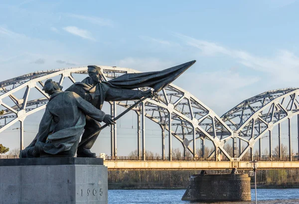 Statue Près Rivière Dans Ville Européenne — Photo