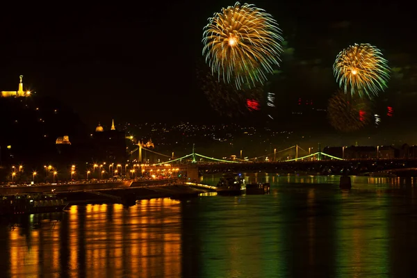 헝가리 2012 다뉴브강을 가로지르는 불꽃놀이 2012 헝가리 부다페스트에서 헝가리 헌법의 — 스톡 사진
