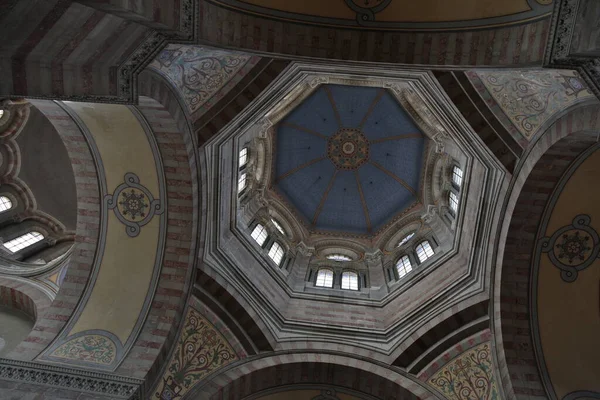 İstanbul 'daki Aziz George Katedrali' nin içi, hindi.