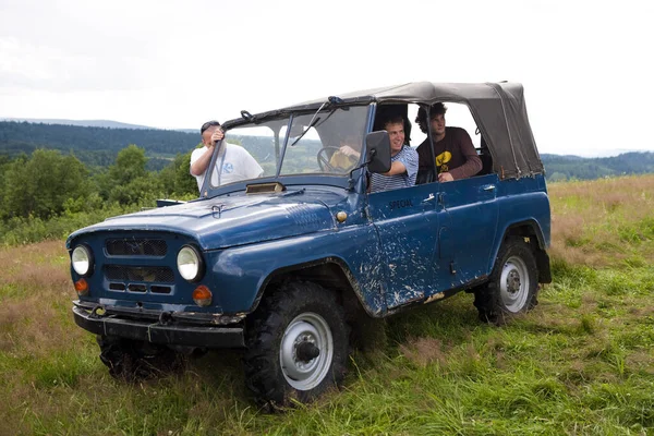 People Car Mountain Hill — Stock Photo, Image