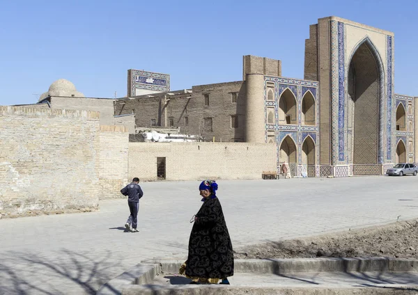Bukhara Uzbekistan Maart Ongeïdentificeerde Mensen Bezoeken Medina Maart 2012 Bukhara — Stockfoto