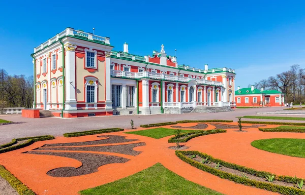 stock image TALLINN, ESTONIA - MAY 4, 2016: Kadriorg - baroque palace built for Peter the Great in 1718 now houses the Art Museum of Estonia's foreign collection.