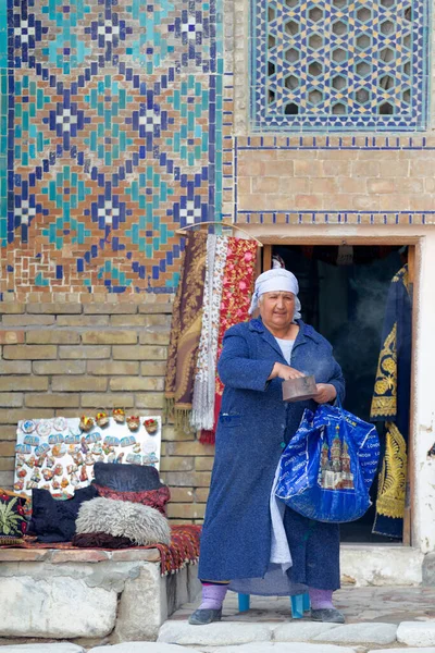 Bukhara Uzbekistan Mars Traditionellt Grumlad Spåman Poserar För Turister Den — Stockfoto