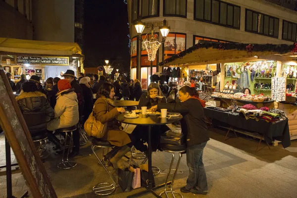 Budapest Hungría Diciembre Personas Identificadas Visitan Feria Anual Navidad Plaza —  Fotos de Stock