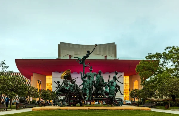 Hermosas Estatuas Cerca Edificio Moderno Ciudad —  Fotos de Stock