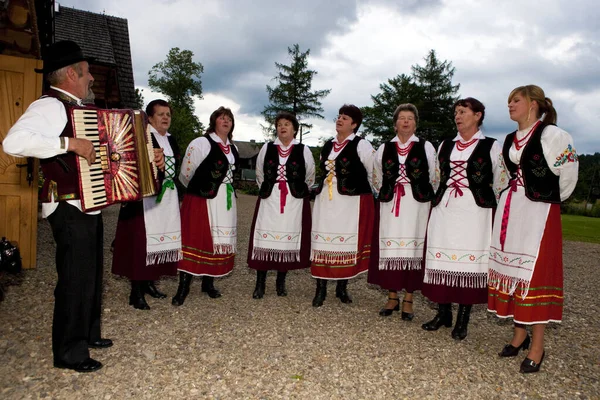 Beskides Lengyelország Július Hagyományosan Öltözött Folklórcsoport Debütál Egy Agroturisztikai Központban — Stock Fotó