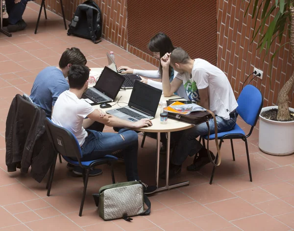 Budapest Hongarije Mei Niet Geïdentificeerde Studenten Lagymanyos Campus Van Elte Stockfoto