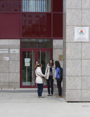 BUDAPEST, HUNGARY - 14 Mayıs 2013 tarihinde Budapeşte 'deki Lagymanyos Kampüsü' nde kimliği belirsiz öğrenciler. Eotvos Lorand Üniversitesi (ELTE) Macaristan 'ın en büyük ve en eski üniversitesidir..