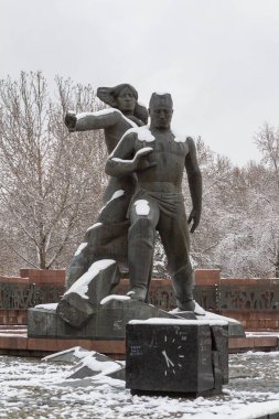 TASHKENT, UZBEKISTAN - 19 Mart 2012 'de Taşkent' teki deprem anıtı. 26 Nisan 1966 'da, Richter ölçeğinde 7.5 şiddetinde büyük bir deprem eski şehrin büyük kısmını yok etti.).