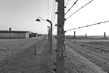 OSWIECIM, POLAND - 22 Ekim 2012 'de Polonya' nın Oswiecim kentinde eski bir Nazi imha kampı olan Auschwitz Kampı 'nda dikenli teller. Avrupa 'daki en büyük Nazi toplama kampıydı.