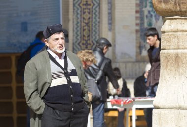 BÜKHARA, UZBEKISTAN - 20 Mart 2012 'de Buhara' da kimliği belirsiz kişiler şehri ziyaret ediyor. Buhara, UNESCO Dünya Mirasının bir parçası.