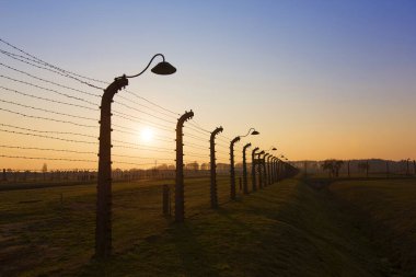 OSWIECIM, POLAND - 22 Ekim 2012 'de Polonya' nın Oswiecim kentinde eski bir Nazi imha kampı olan Auschwitz Kampı 'nda dikenli teller. Avrupa 'daki en büyük Nazi toplama kampıydı.