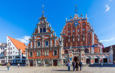 Riga, Letonya - 29 Nisan 2016: Letonya 'nın başkenti Riga' nın merkezindeki Blackheads evi. Riga, Baltık devletlerinin en büyük şehri ve Letonya nüfusunun üçte birine ev sahipliği yapmaktadır.