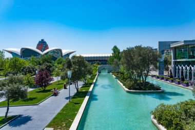 Azerbaycan - Bakü: 6 Mayıs 2019: Bakü Bulvarı 'ndaki Küçük Venedik su parkı