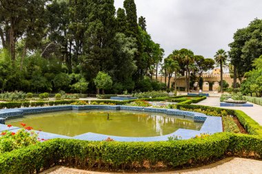 FEZ, MOROCCO - 19 Temmuz 2014 'te Fas' ın Fez kentinde şehir duvarının dışına park edildi. Medina UNESCO 'nun Dünya Mirasları Listesi' nde yer alıyor.