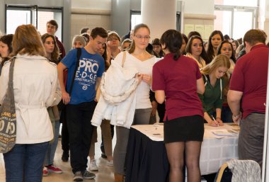 BUDAPEST, HUNGARY - 10 Ekim 2014: ELTE Üniversitesi 'nde kimliği belirsiz öğrenciler