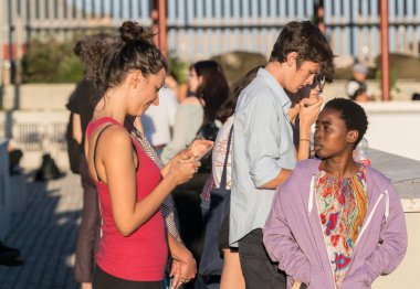 Budapeşte, Macaristan - 21 Eylül 2019: Budapeşte 'deki CEU (Orta Avrupa Üniversitesi) ana binasının çatısında öğrenciler.