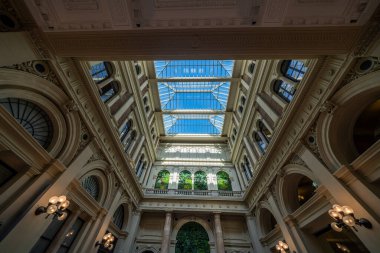 Budapeşte, Macaristan - 6 Mart 2019: Budapeşte, Macaristan 'daki Corvinus Üniversitesi' nin ana salonu.