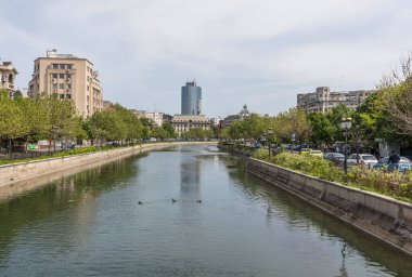 Bükreş, Romanya - 2 Mayıs 2017: Bükreş 'teki Dambovita nehrinin kıyısındaki modern binalar. 