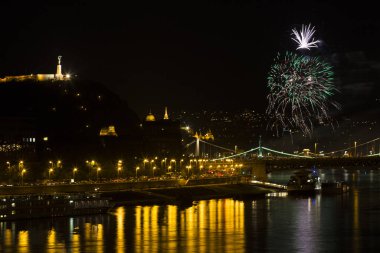 Tuna Nehri üzerindeki havai fişeklerle Macaristan Anayasa Günü 'nün 20 Ağustos 2012' de Budapeşte, Macaristan 'da sona ermesi bekleniyor..