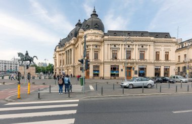 Bükreş, Romanya - 2 Mayıs 2017: Güneşli bir günde Bükreş 'in Victoria caddesindeki Merkez Üniversitesi Kütüphanesi