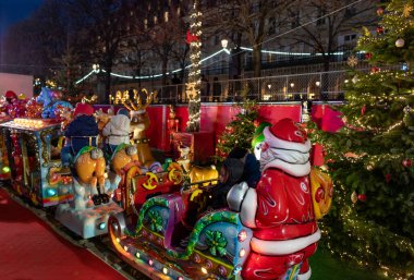 PARIS, FRANCE - 30 Kasım 2019: Paris Tuileries Garden Noel Pazarı