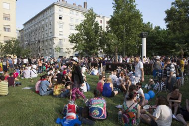 BUDAPEST, HUNGARY - 6 Temmuz 2013 'te Budapeşte, Macaristan' da LGBT (lezbiyen, gey, biseksüel ve transseksüel) haklarını desteklemek için düzenlenen Eşcinsel Onur Yürüyüşüne kimliği belirsiz kişiler katıldı..
