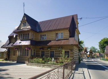 Şehirdeki eski ahşap ev.