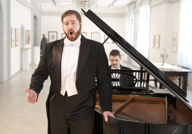 BUDAPEST, HUNGARY - 7 Mayıs 2009 tarihinde Budapeşte 'de Budafok Macaristan Müzesi' nde şarkı söyleyen Andras Barlay Macar opera ve belcanto şarkıcısı