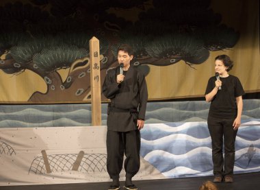 Kimliği belirsiz insanlar Japon tarzında tiyatro sahnelerinde oynuyorlar.