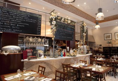 BUDAPEST, HUNGARY - 10 HAZİRAN: 10 Ocak 2010 tarihinde Macaristan 'ın Budapeşte kentinde Michelin müfettişleri tarafından verilen Bip Gourmand derecesi ile Bock Bistro Restoranının İçişleri. 