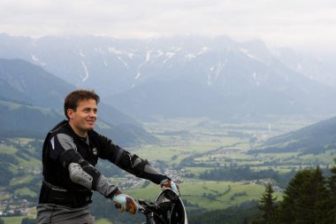 LEOGANG, AUSTRIA - 28 Mayıs 2009 'da Avusturya' nın Leogang kentinde düzenlenen Avusturya Bisiklet Yarışması 'nda bisiklet eğitmeni Gerhard Haslauer numaralarını sergiledi..
