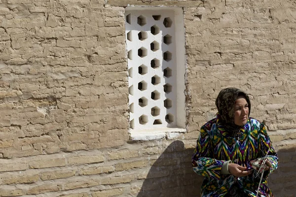 Khiva Uzbekistan Maart Traditioneel Troebele Vrouw Poseert Voor Toerist Maart — Stockfoto