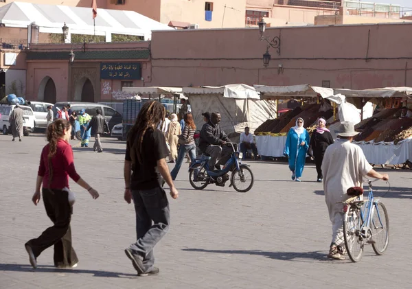 Pessoas Praça Cidade Tunisiana — Fotografia de Stock