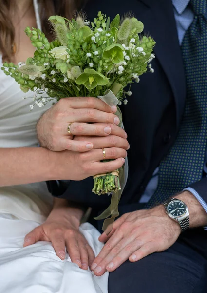 Bruidspaar Hand Hand Met Bruid Bruidegom — Stockfoto