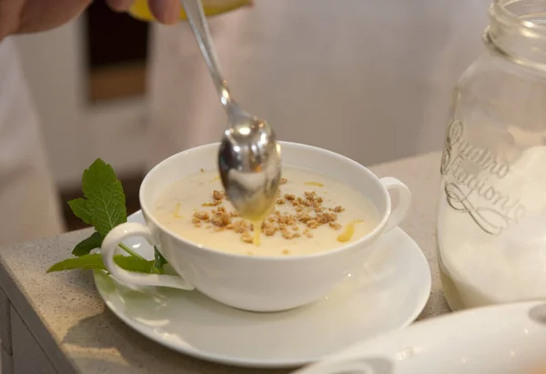 Tasse Tee Mit Zitrone Und Minze — Stockfoto