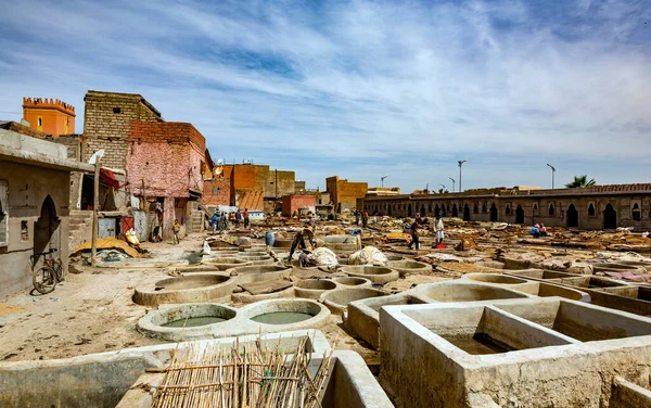 Marrakesh Morocco Ιουνιου Άγνωστα Άτομα Εκτελούν Έργο Στο Σουκ Βυρσοδεψείο — Φωτογραφία Αρχείου