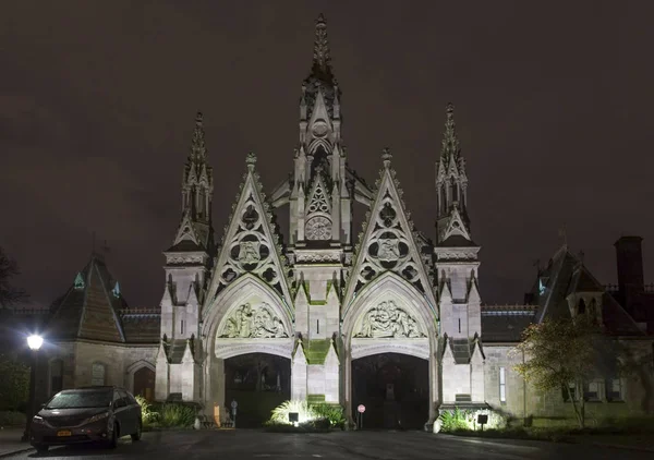 Brooklyn Nueva York Noviembre Entrada Cementerio Green Wood Por Noche —  Fotos de Stock