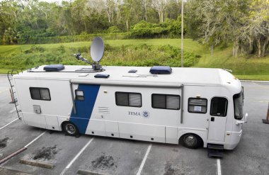 Orlando, Florida, ABD - 8 Kasım: A Fema van Park edilmiş dış kütüphaneden sonra kasırga Irma. 8 Kasım 2017 Florida'da alınan.
