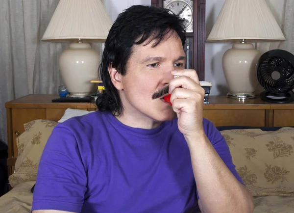 Latino Człowiek Używa Jego Szybkiego Zwolnienia Astma Inhaler Pompy Siedząc — Zdjęcie stockowe