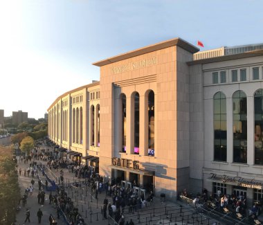 Maçı izlemek için sıraya hayranları ile Bronx, New York - 17 Ekim: açık kapı Yankee Stadyumu. 17 Ekim 2018 New York'ta çekilen.