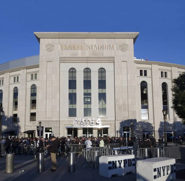 Bronx New York Oktober Front Gate Yankee Stadium Med Fans — Stockfoto