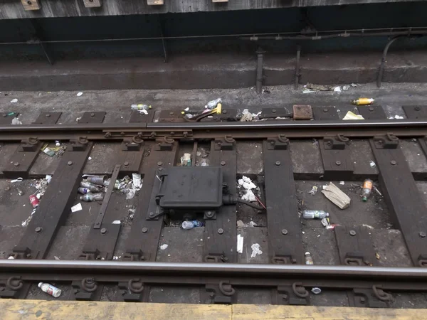 ブルックリン ニューヨーク 市内地下鉄トラックにゴミが散らばっています ニューヨークで 日撮影 — ストック写真