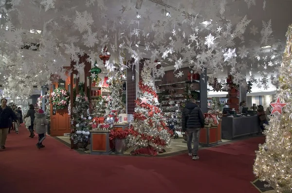 ニューヨーク ニューヨーク 2018 ヘラルド スクエア マンハッタンにあるクリスマス ツリーやメイシーズ デパート内販売の装飾品 — ストック写真