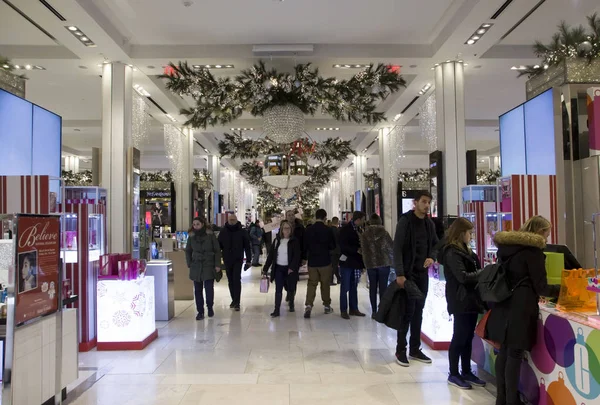 ニューヨーク ニューヨーク 2018 ヘラルド スクエア マンハッタンのメイシーズ デパート内のクリスマス シーズン中に買い物客を参照 — ストック写真