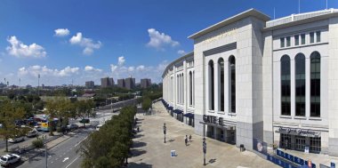 Bronx, New York/ABD - 3 Eylül 2018: Geniş açı görünümü Yankee Stadyumu beyzbol sahası Caddesi'ne ve giriş. 
