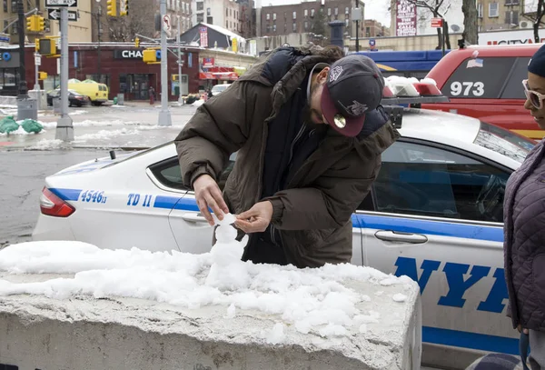 Bronx hombre se divierte construyendo mini hombre de nieve —  Fotos de Stock